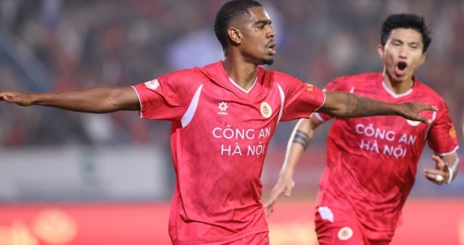 Các chân sút ngoại lấn át ở V-League.