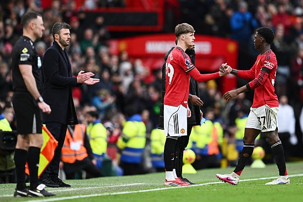 Tyler Fletcher và Kobbie Mainoo bắt tay thay người ở trận đấu giữa Manchester United với Tottenham Hotspur.