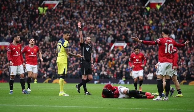 Tấm thẻ đỏ của Cristian Romero đẩy Tottenham vào thế khó trước Man Utd.