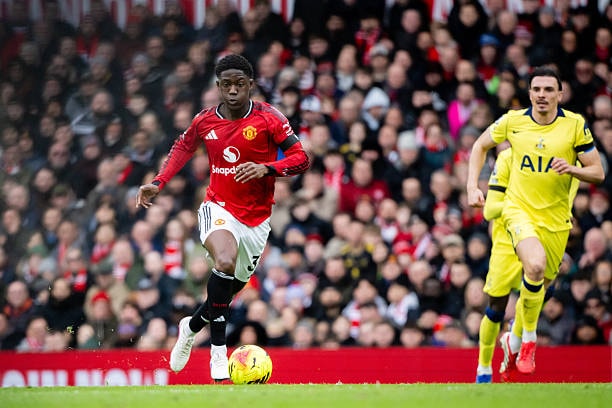 Kobbie Mainoo thi đấu xuất sắc trong vai trò điều tiết lối chơi trước Tottenham.