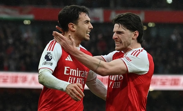 Declan Rice và các đồng đội đang đưa Arsenal tiến gần đến ngôi vương.