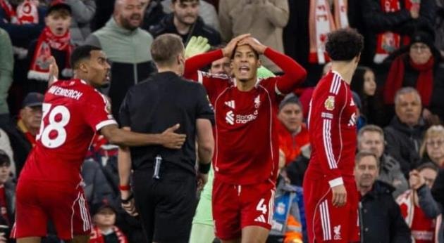 Các cầu thủ Liverpool thi đấu bế tắc trước hệ thống của Manchester City.