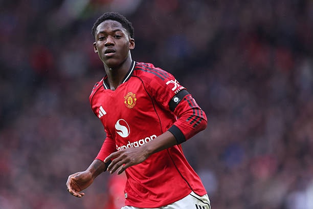 Kobbie Mainoo tìm lại phong độ trong màu áo Manchester United.