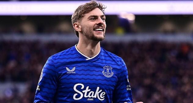 Kiernan Dewsbury-Hall đang có phong độ cao trong màu áo Everton.