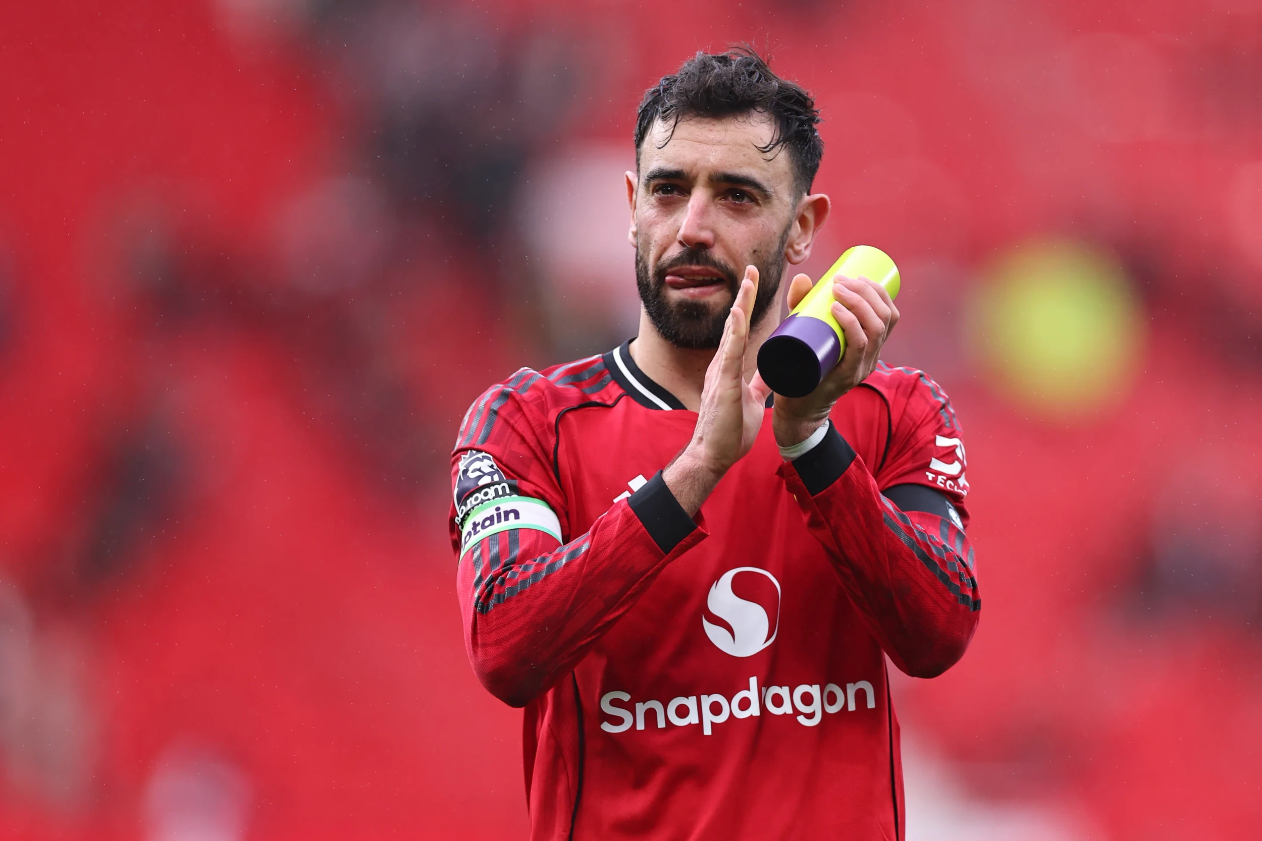 Sự tương tác giữa Michael Carrick và Bruno Fernandes trên sân tập.