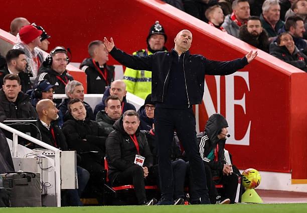 HLV Arne Slot đang đối mặt với nhiều áp lực để cải thiện phong độ của Liverpool.