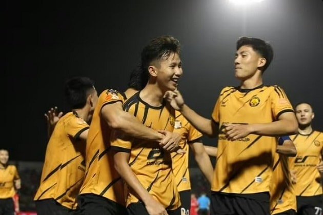 Các cầu thủ Thanh Hóa ăn mừng chiến thắng đầy cảm xúc tại vòng 13 V-League.