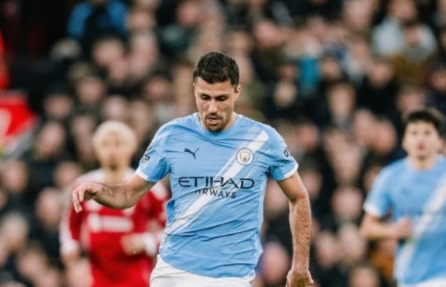 Rodri làm chủ hoàn toàn khu vực trung tuyến, giúp Man City kiểm soát nhịp độ trận đấu.