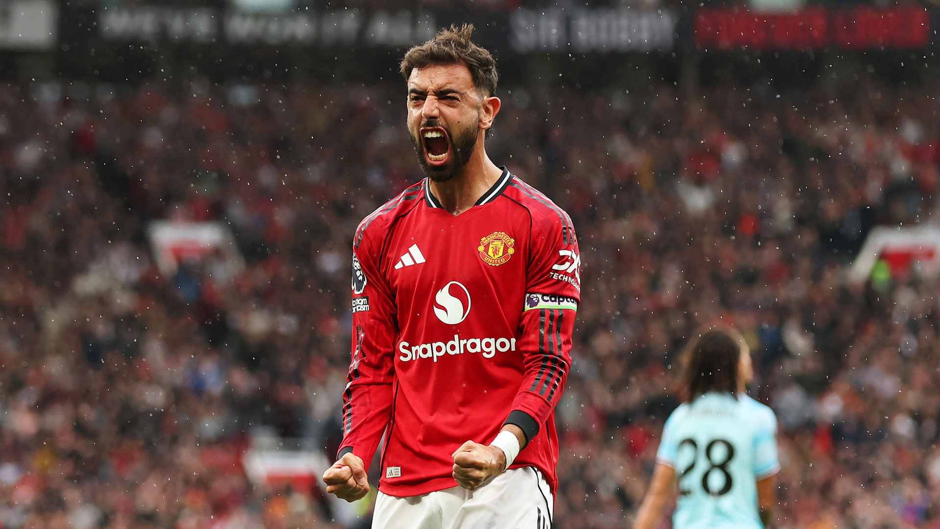 Bruno Fernandes ăn mừng bàn thắng cùng các đồng đội.