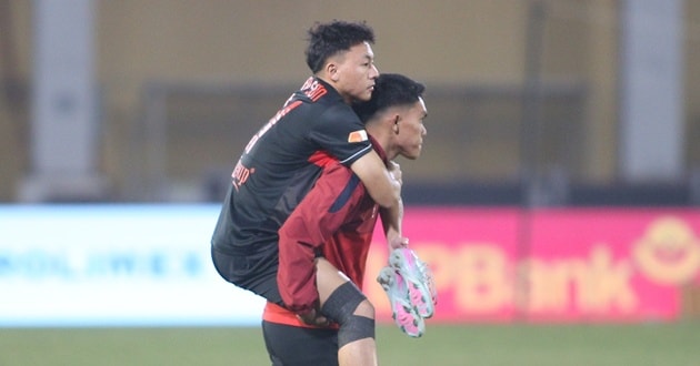 Tiền vệ Nguyễn Thái Sơn gặp chấn thương nghiêm trọng dù không có va chạm trực tiếp trên sân.