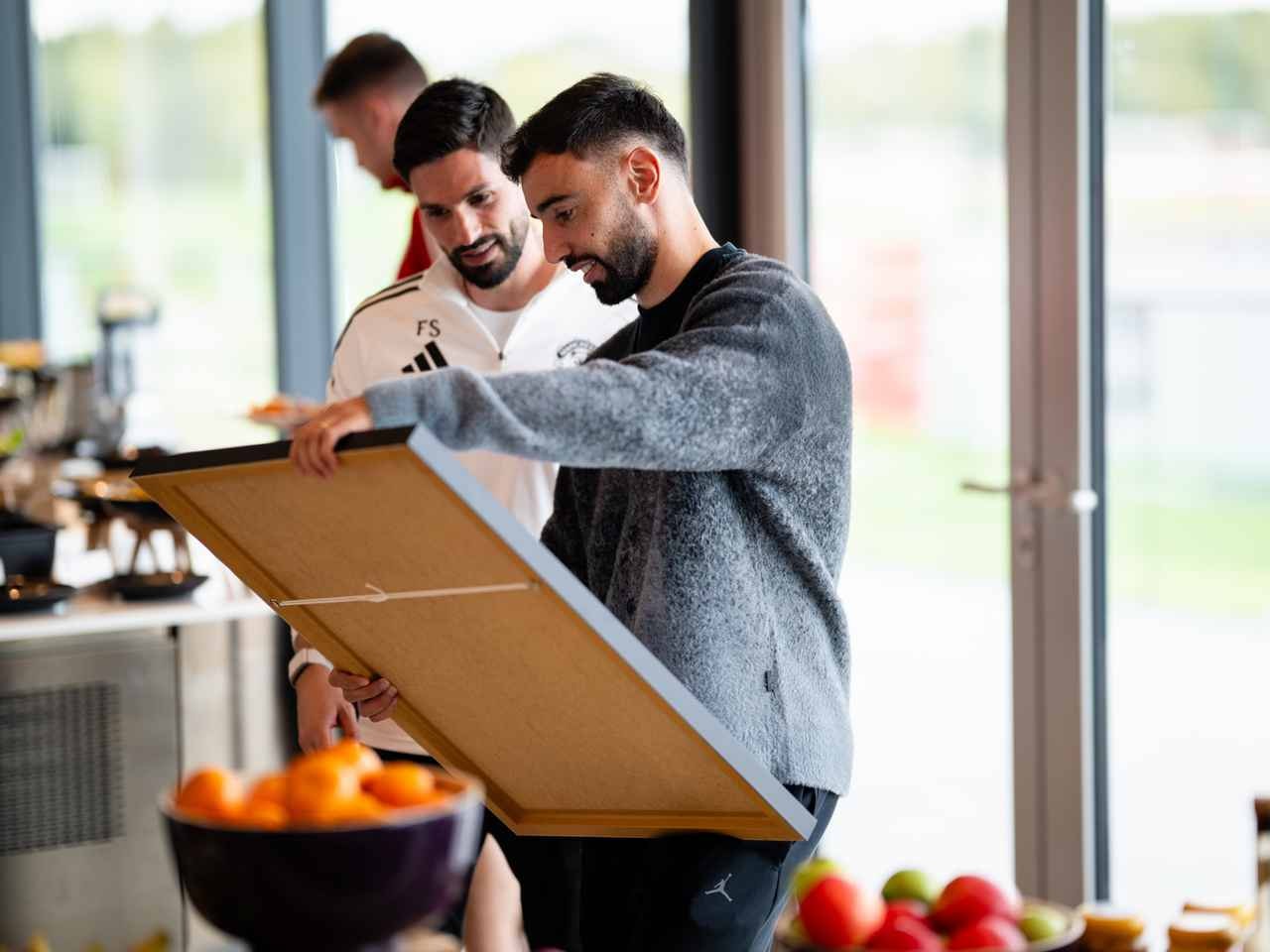 Sự gắn kết của Bruno Fernandes với các đồng đội trong phòng thay đồ.