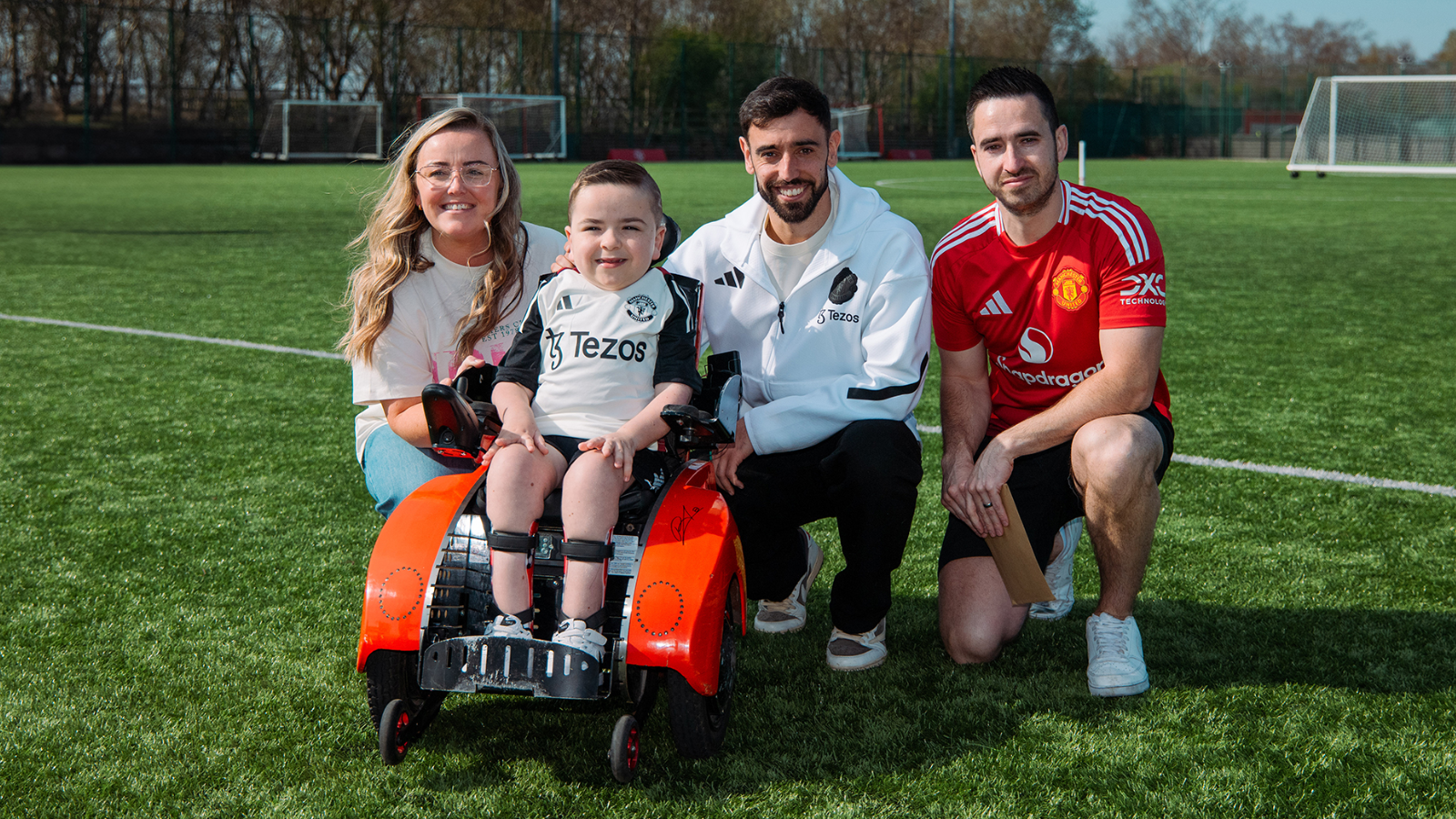 Bruno Fernandes hướng dẫn các cầu thủ trẻ trên sân tập.