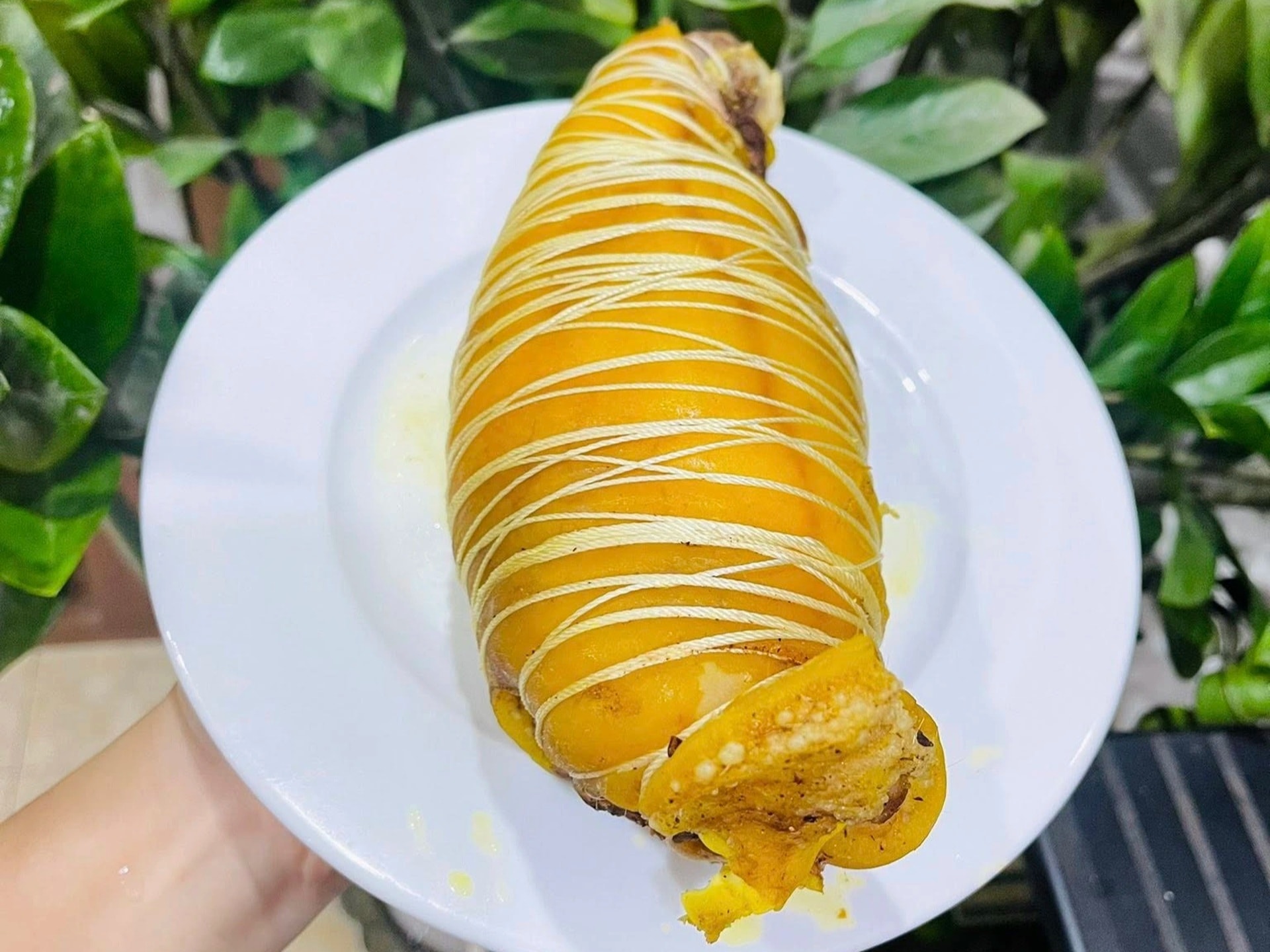 Tai heo cuộn bắp bò ủ muối - món ngon dễ làm cho mâm cỗ ngày Tết - 5