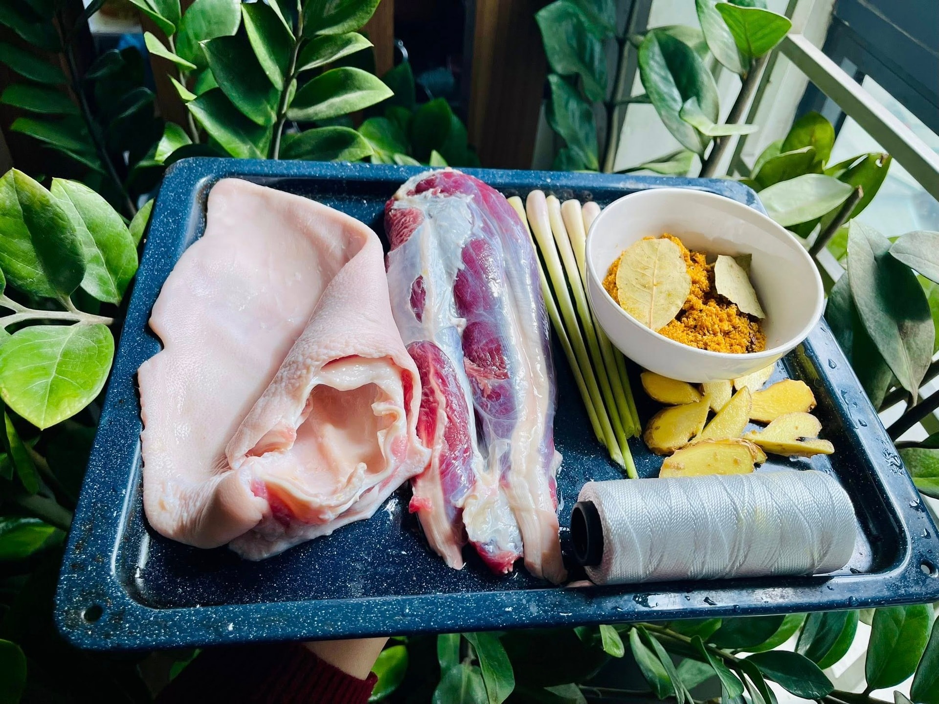 Tai heo cuộn bắp bò ủ muối - món ngon dễ làm cho mâm cỗ ngày Tết - 1