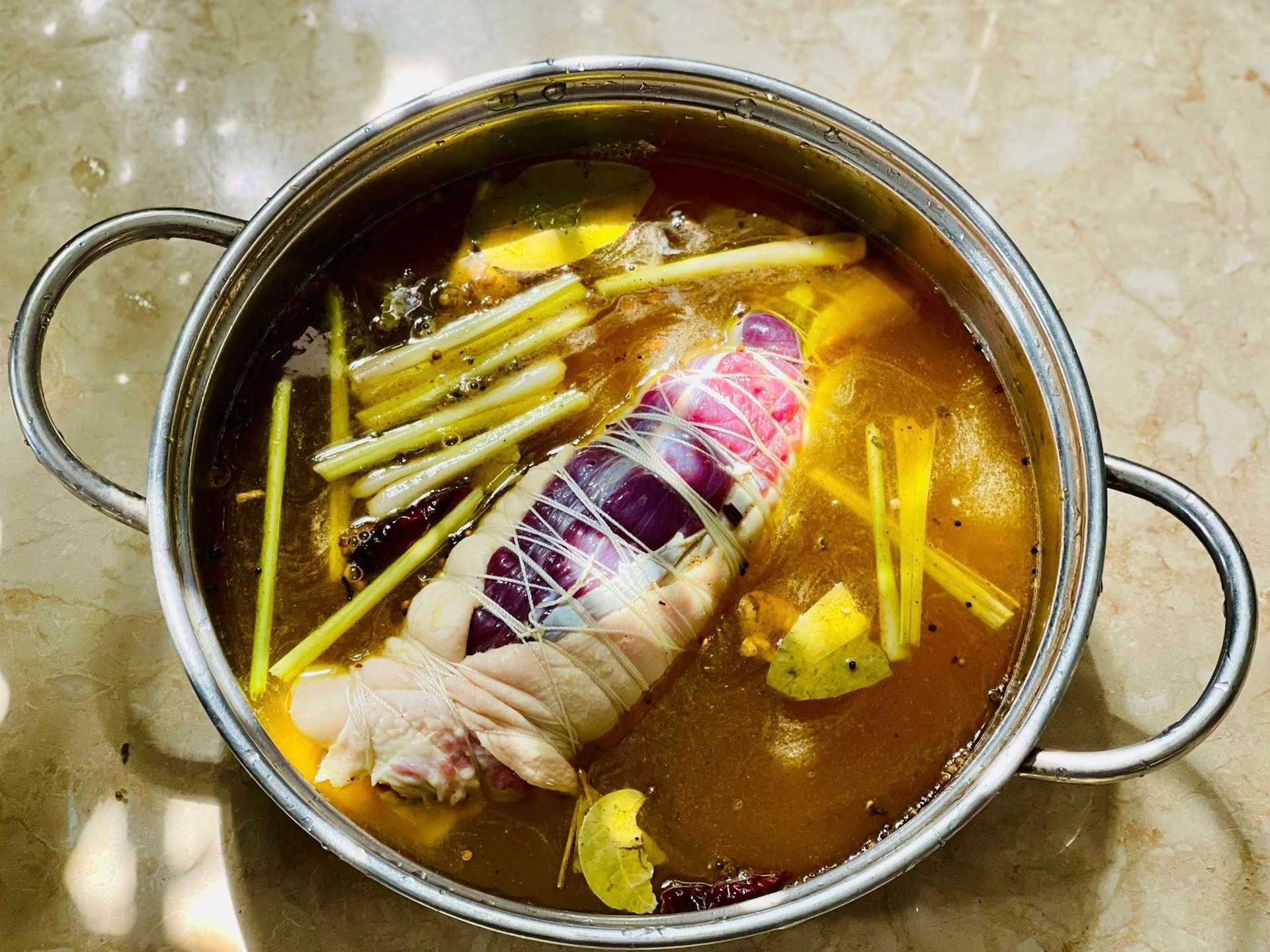 Tai heo cuộn bắp bò ủ muối - món ngon dễ làm cho mâm cỗ ngày Tết - 4