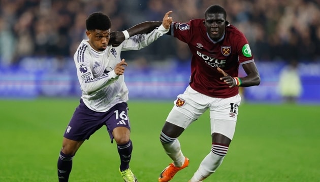 Amad Diallo gần như bị vô hiệu hóa trước sức ép từ Malick Diouf.