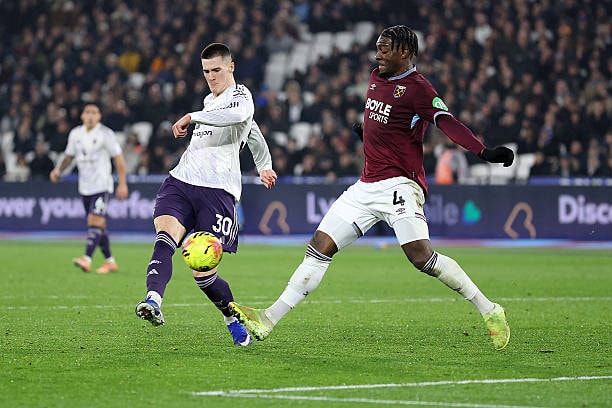 Việc Chelsea và Manchester United thay nhau sẩy chân đã mở ra cơ hội thu ngắn khoảng cách cho Liverpool.