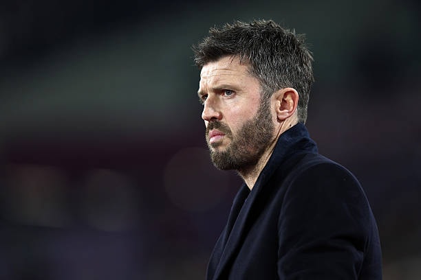 HLV Michael Carrick trầm ngâm trên băng ghế chỉ đạo sau những quyết định nhân sự không hiệu quả.