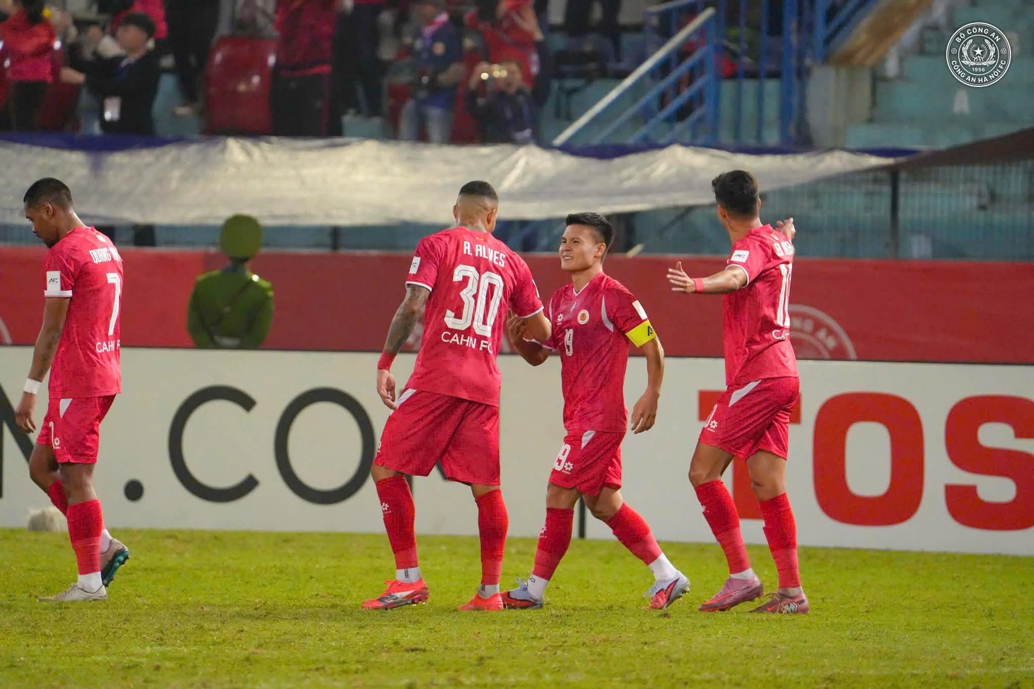 Nguyễn Quang Hải ăn mừng bàn thắng vào lưới Tampines Rovers tại Cúp C2 châu Á.