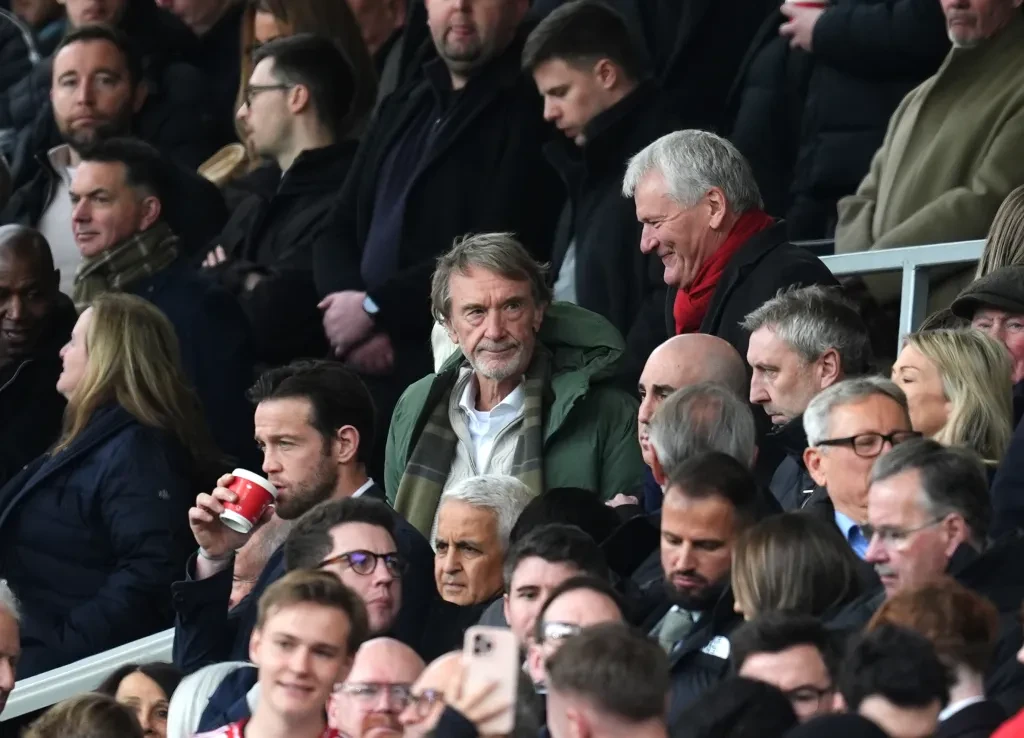 Khi Old Trafford đứng giữa ngã ba bản sắc.