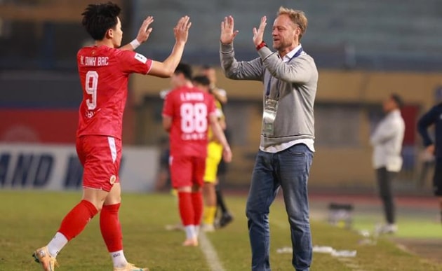 Đình Bắc nhận được lời khuyên từ huấn luyện viên Polking.