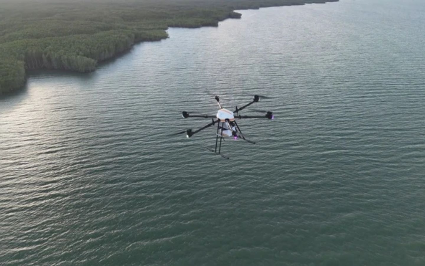 Việt Nam lần đầu thử nghiệm giao hàng vượt biển bằng UAV