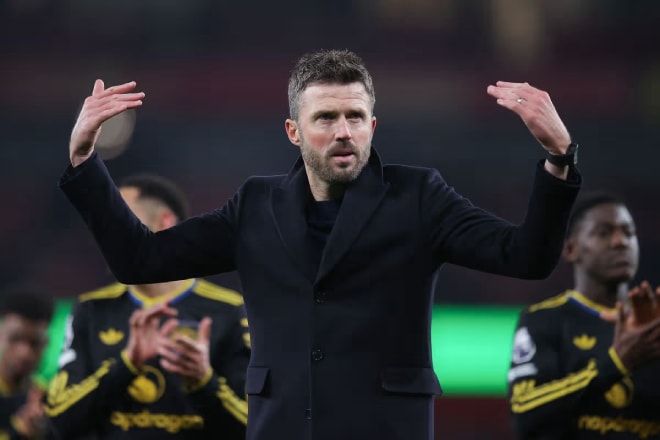 HLV Michael Carrick quan sát các cầu thủ tập luyện tại Carrington