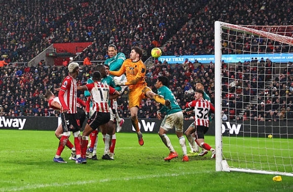 Van Dijk cùng các đồng đội đã có 1 trận đấu đầy quyết tâm.