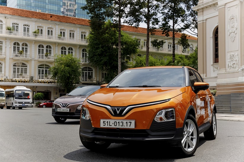 VinFast VF 5 di chuyển trên đường phố với thiết kế nhỏ gọn