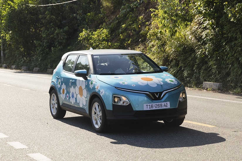 VinFast VF 5 tại trạm sạc xe điện