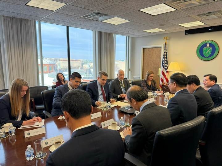 Quang cảnh cuộc làm việc giữa Quyền Bộ trưởng Lê Mạnh Hùng và Thứ trưởng Năng lượng James Danly