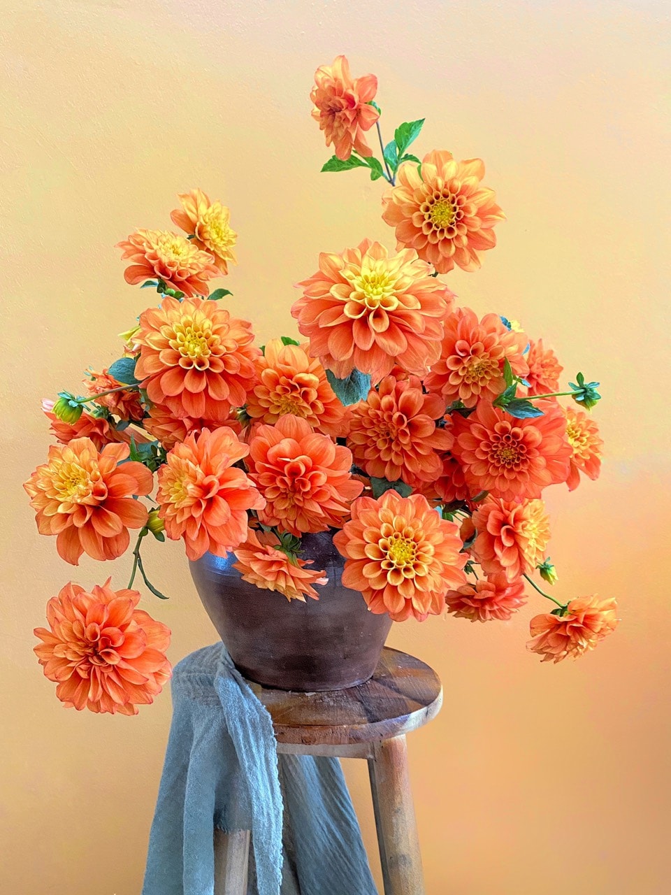 1001 cách cắm hoa thược dược ĐẸP lại SANG giúp không gian phòng khách sáng bừng ngày Tết | Phụ Nữ & Gia Đình