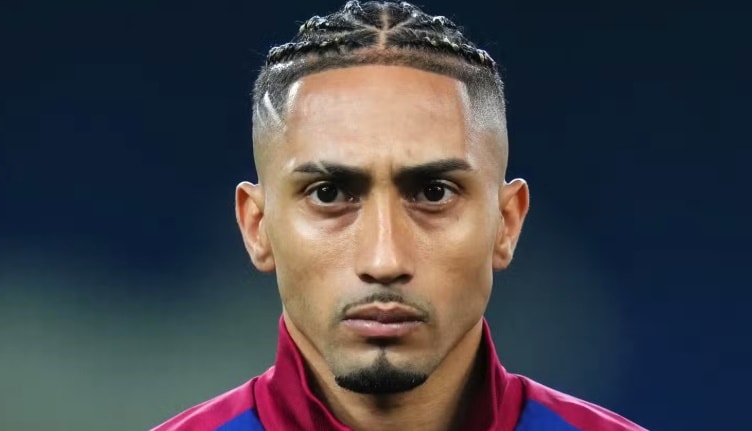 Tương lai của Raphinha tại Barcelona vẫn chưa chắc chắn do khó khăn tài chính của câu lạc bộ.