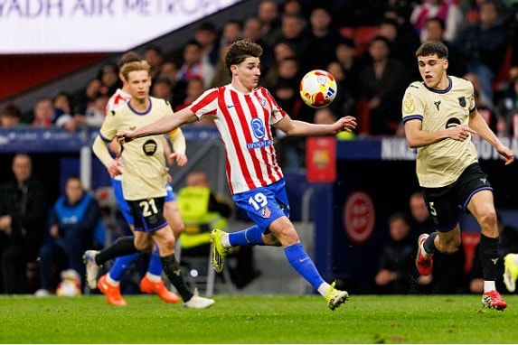 Tiền đạo Julian Alvarez ăn mừng bàn thắng vào lưới Barcelona.