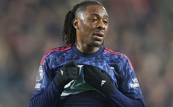 Eberechi Eze thi đấu mờ nhạt trong trận gặp Brentford tại Ngoại hạng Anh.