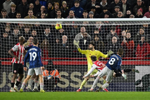 Hòa Brentford, Arsenal tự làm khó mình trong cuộc đua vô địch.