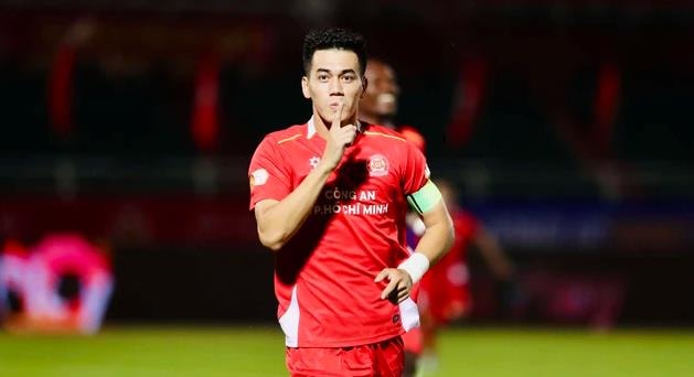 Tiền đạo Nguyễn Tiến Linh trong một trận đấu tại V.League với vẻ mặt đầy thất vọng.