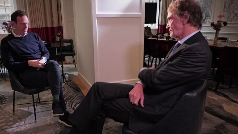 Sir Jim Ratcliffe đã phải lên tiếng xin lỗi sau những phát ngôn gây tranh cãi về nhập cư.