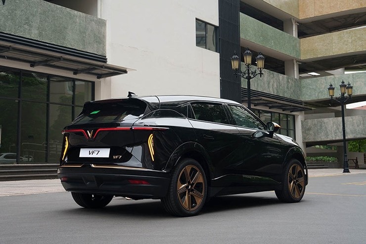 Bộ mâm 20 inch đa chấu kết hợp cùng lốp Pirelli P-Zero thể thao trên phiên bản Plus