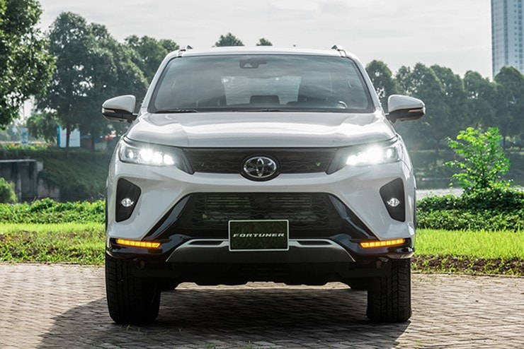 Hệ thống đèn LED hiện đại trên đầu xe Toyota Fortuner