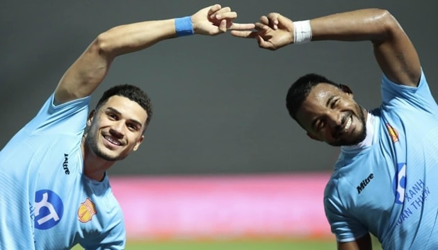 Hoàng Hên và Xuân Son trong màu áo CLB Nam Định.