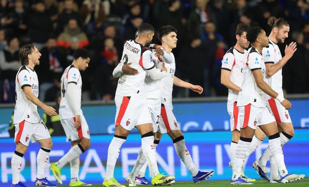 Niềm vui của Loftus-Cheek sau bàn mở tỷ số cho AC Milan trên sân Pisa