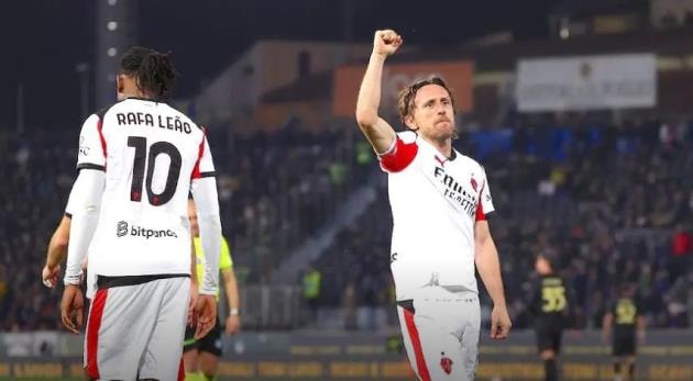 Luka Modric ăn mừng bàn thắng quyết định giúp AC Milan giành chiến thắng