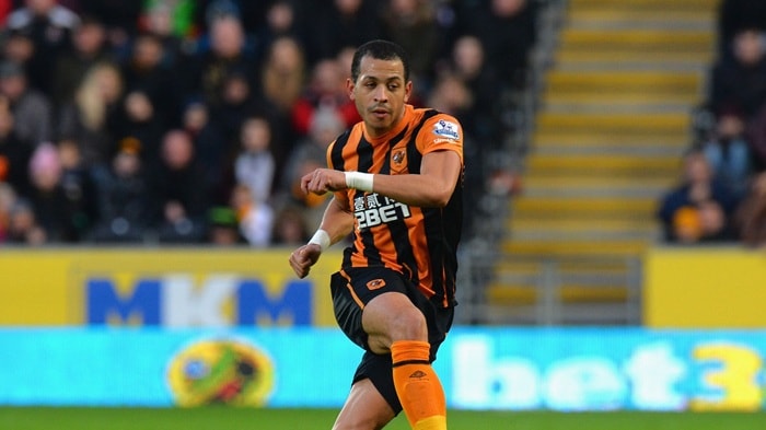 HLV Liam Rosenior vẫy tay chào người hâm mộ Hull City sau khi trận đấu kết thúc.
