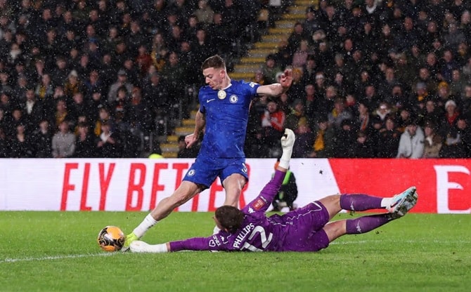 Liam Delap bỏ lỡ cơ hội ghi bàn khó tin trước khung thành trống của Hull City.