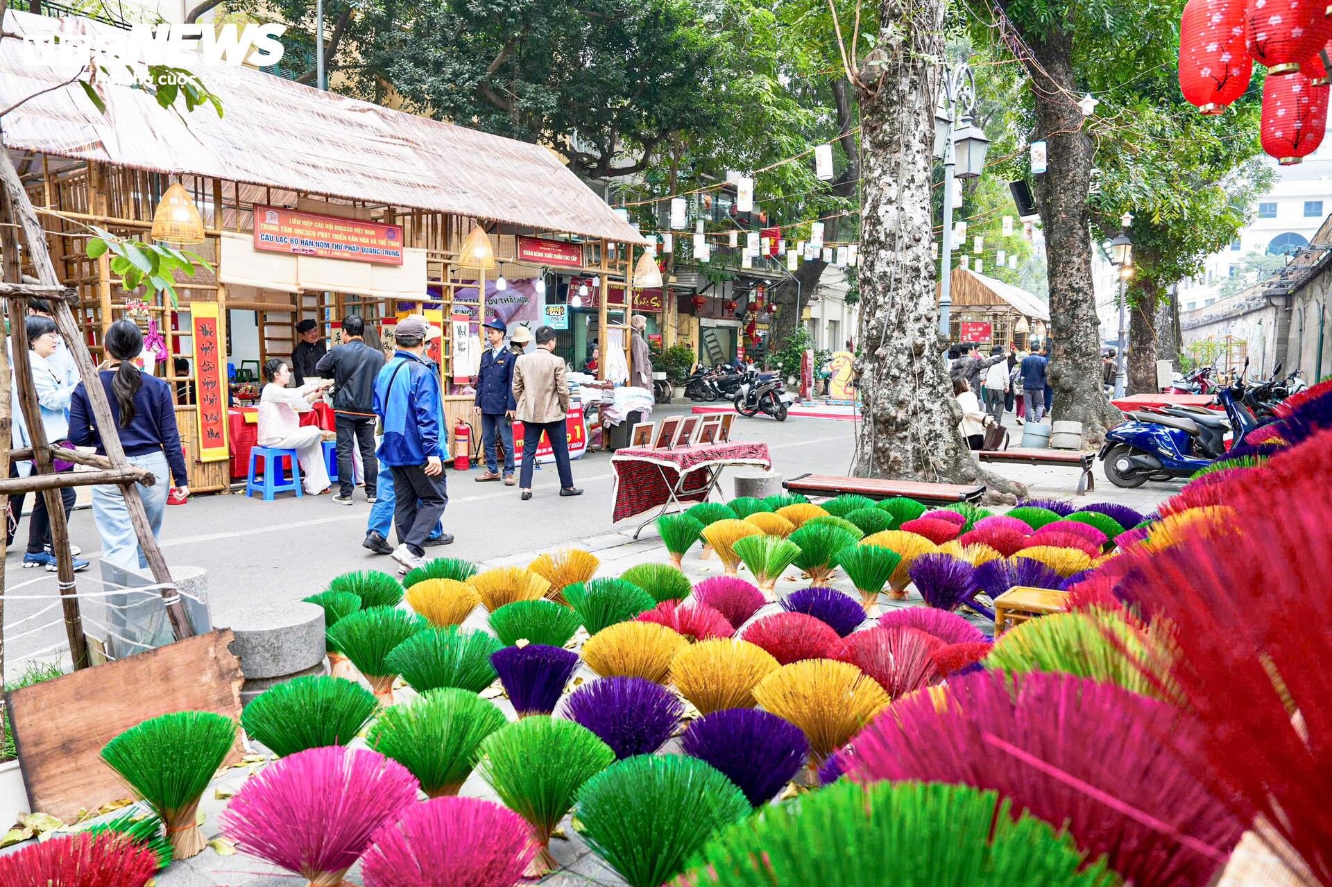 Rực rỡ không gian phố bích họa Phùng Hưng trong Chợ hoa Xuân Phố cổ 2026