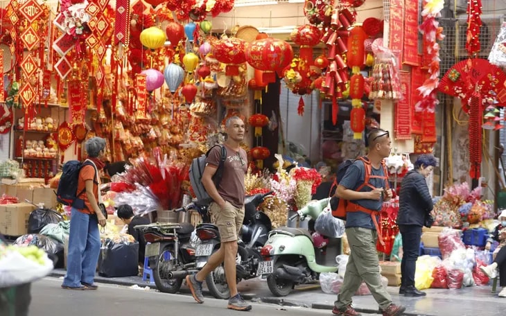 Hà Nội: Phố Hàng Mã rực rỡ sắc đỏ đón xuân Bính Ngọ 2026