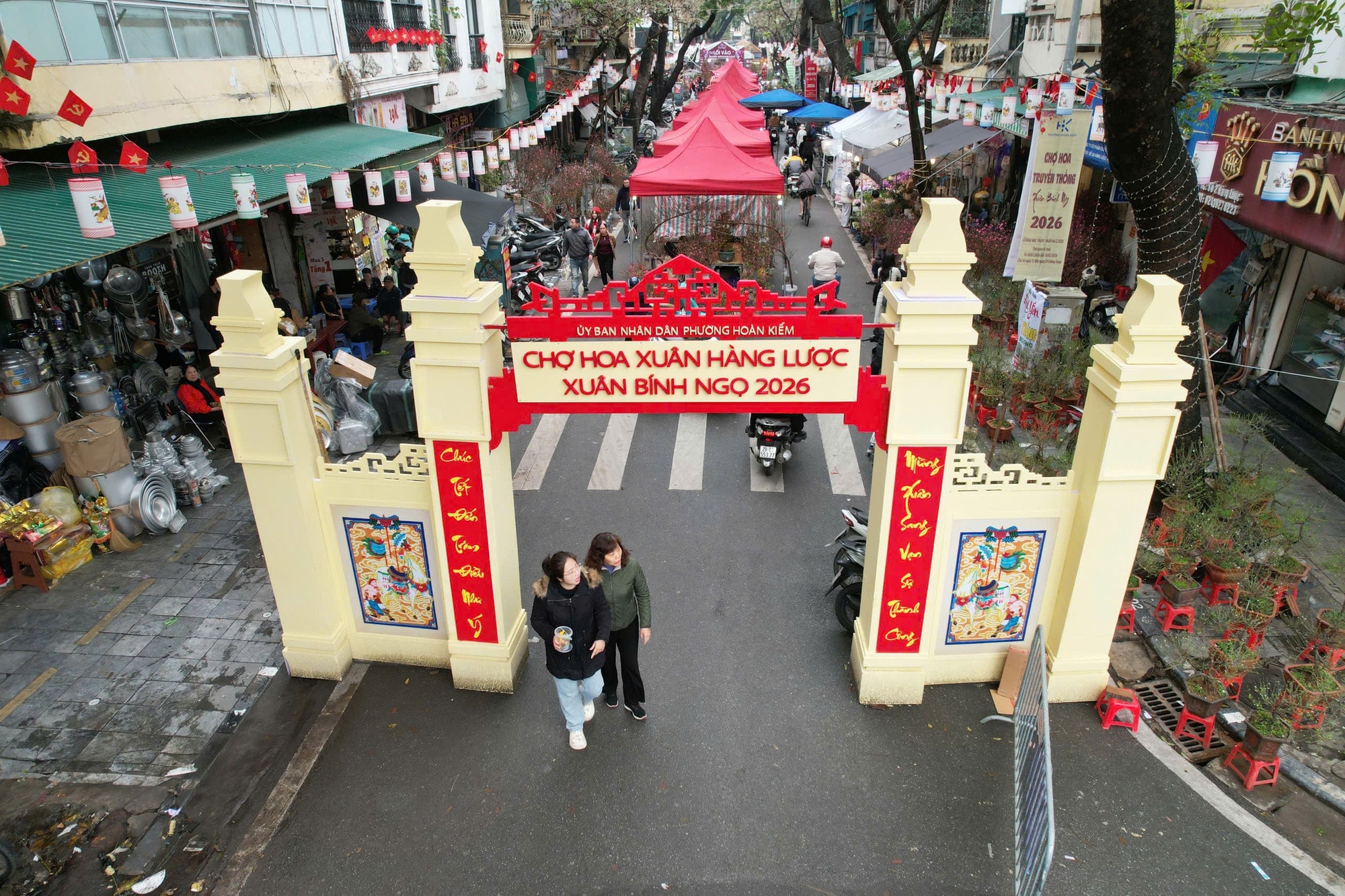 Nhìn từ trên cao không gian chợ hoa Tết trăm tuổi giữa phố cổ Hà Nội | Báo điện tử Tiền Phong