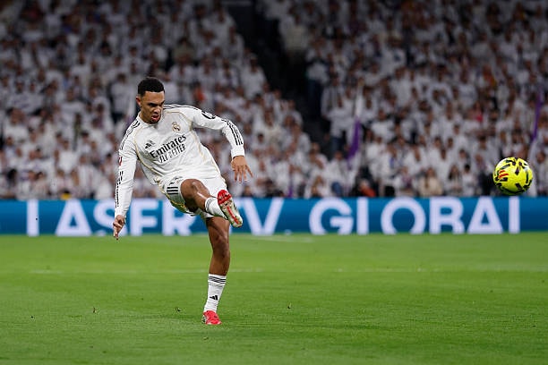 Trent Alexander-Arnold tỏa sáng với đường kiến tạo đẹp mắt.