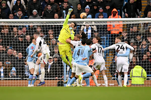Thủ thành người Anh có những pha cứu thua xuất sắc cho Man City.